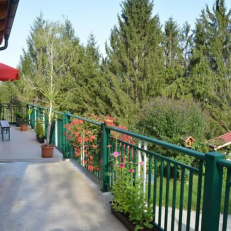 Gaestehaus Schmid ホームステイ Sankt Johann im Saggautal